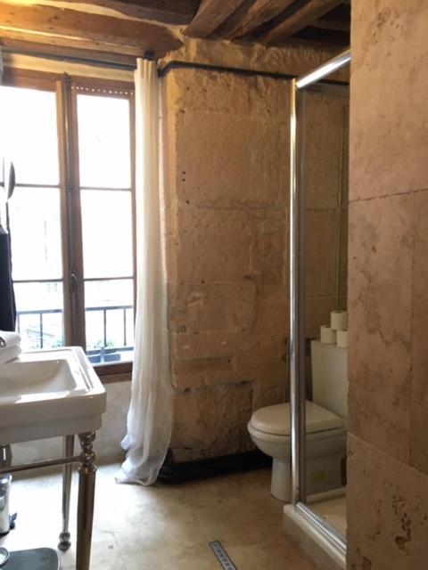 Apartment Beautiful In Historical Marais Paris