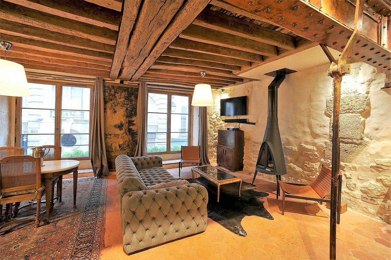 Beautiful In Historical Marais Apartment