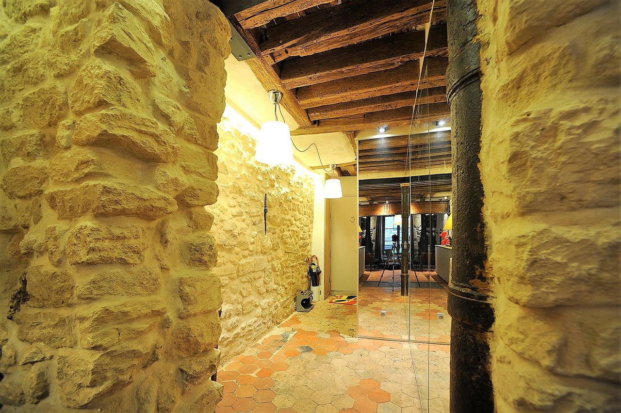 Beautiful In Historical Marais Apartment Paris