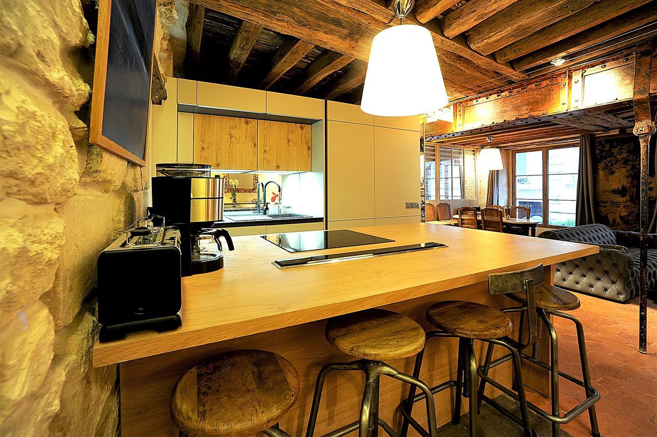 Beautiful In Historical Marais Apartment Paris