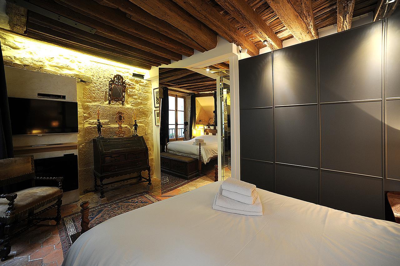 Beautiful In Historical Marais Apartment